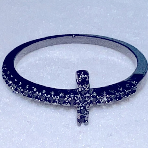 Beautiful brand new black cross ring - Picture 3 of 4